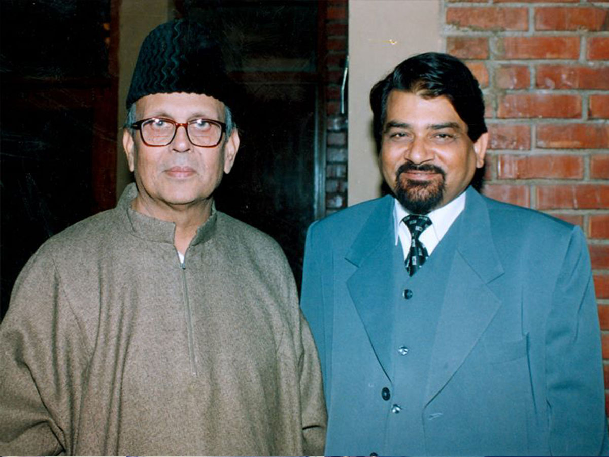 Journalist Santosh Bhartiya with former Prime Minister V. P. Singh during a meeting in New Delhi.